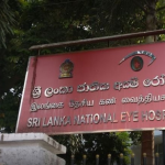 மனைவியை மரத்தில் கட்டி மிளகாய் பொடி தூவி தாக்கல்