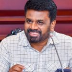 கணவன் முன்னிலையில் மனைவி உயிரிழப்பு ; சொந்த நிலத்தில் நடந்த சோகம்