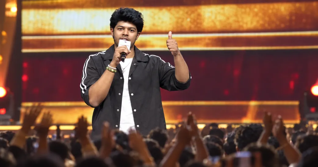 சேலத்தில் முழங்கிய “TVK” கோஷம்…! மேடையில் தம்ப்ஸ்-அப் காட்டி ரசிகர்களை உற்சாகப்படுத்திய ஜேசன் சஞ்சய்.